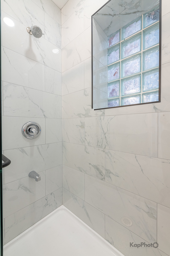 2821 S Emerald Avenue Unit: 1R