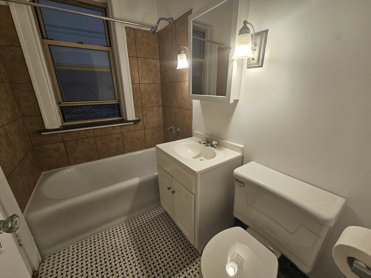 5507 N Campbell Avenue Unit: 2N