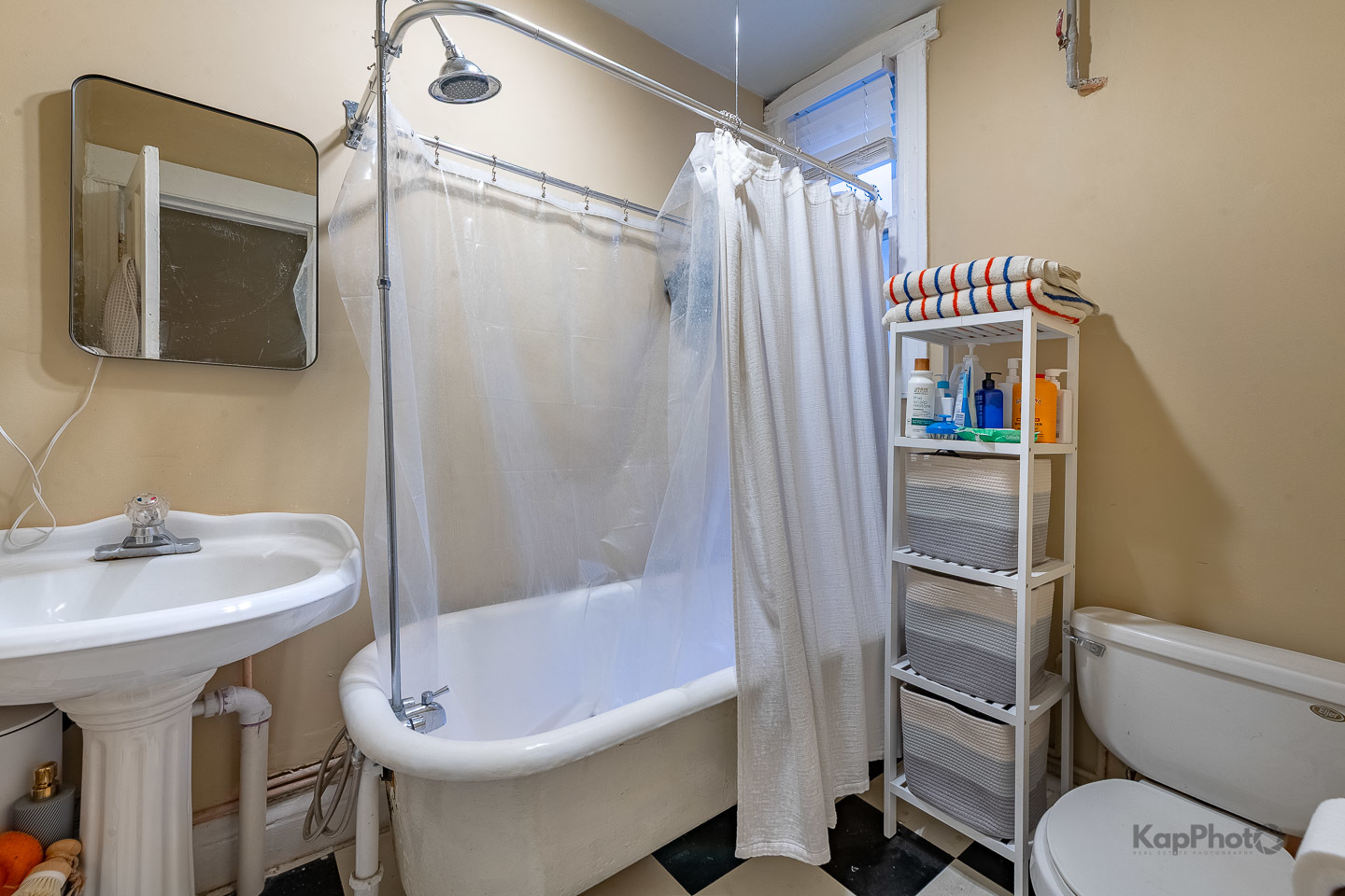 2955 N Spaulding Avenue