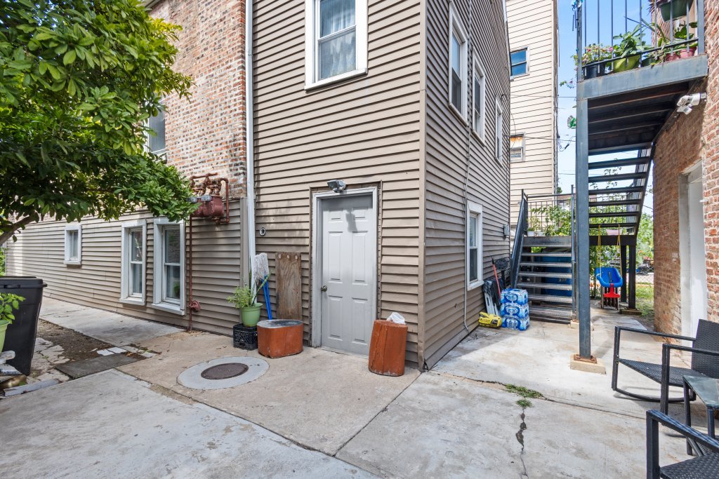 2711 S Hamlin Avenue