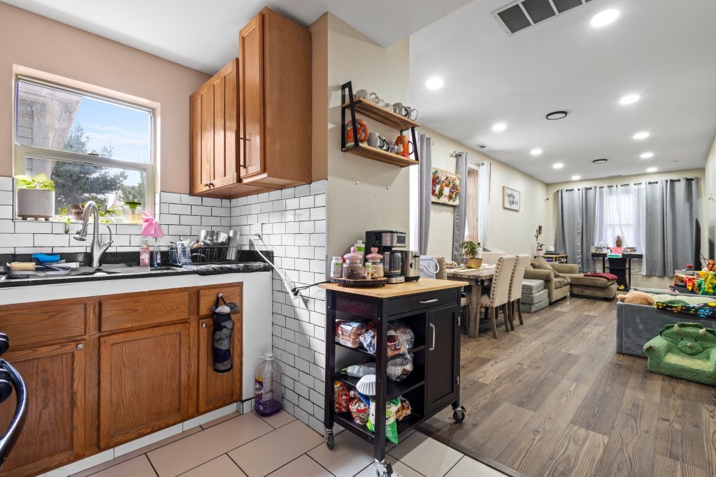 2711 S Hamlin Avenue