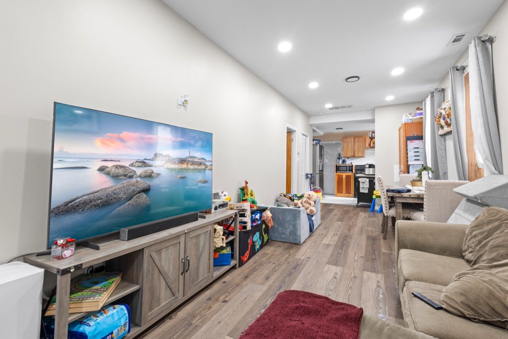 2711 S Hamlin Avenue