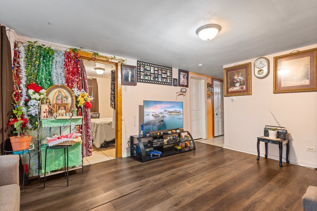 2711 S Hamlin Avenue