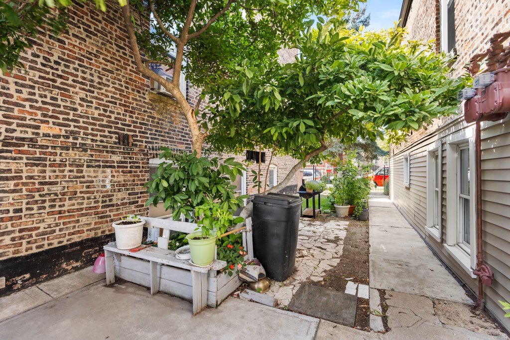 2711 S Hamlin Avenue