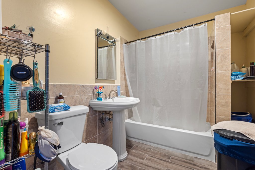 2711 S Hamlin Avenue