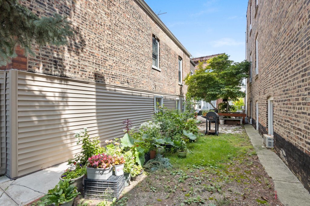 2711 S Hamlin Avenue