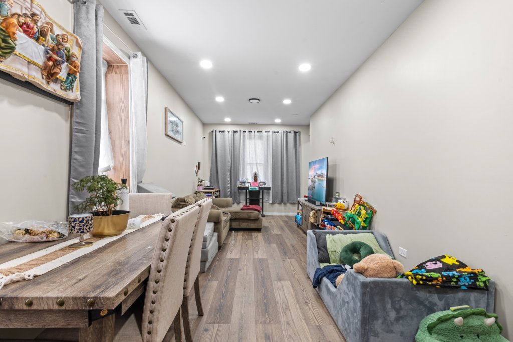 2711 S Hamlin Avenue