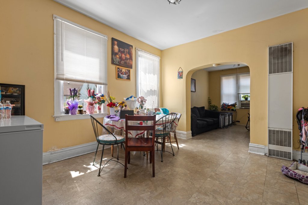 2711 S Hamlin Avenue