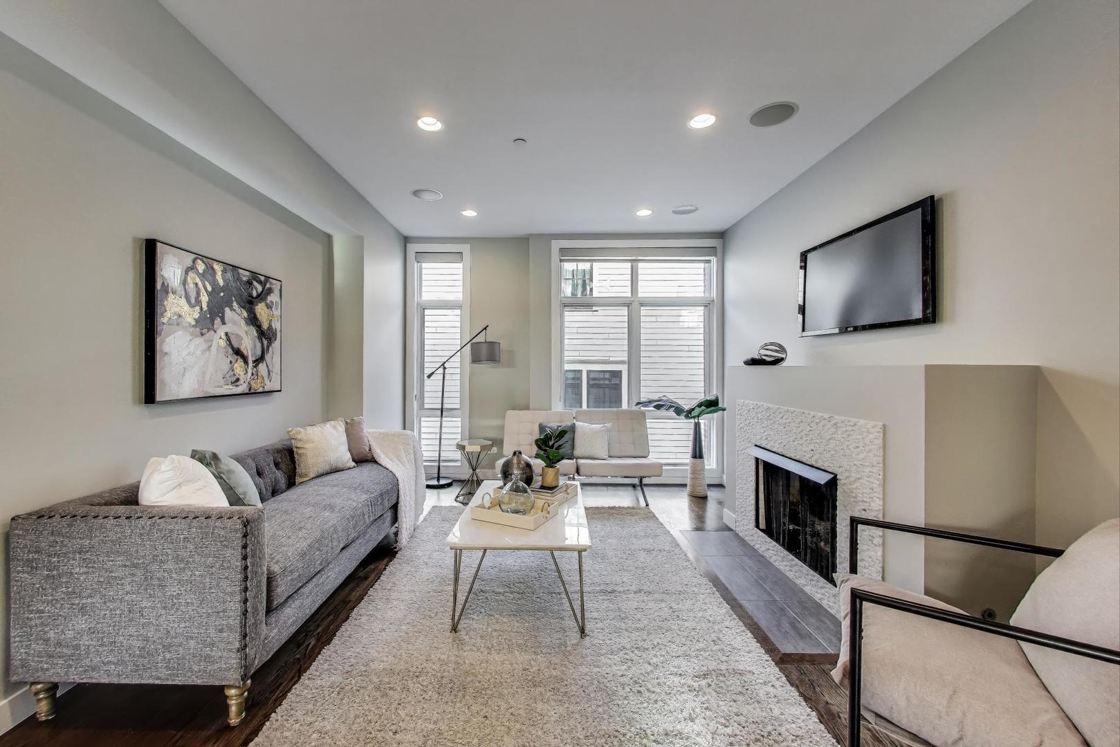 2823 N OAKLEY Avenue Unit: K