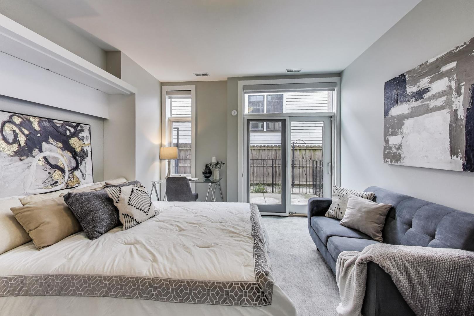 2823 N OAKLEY Avenue Unit: K