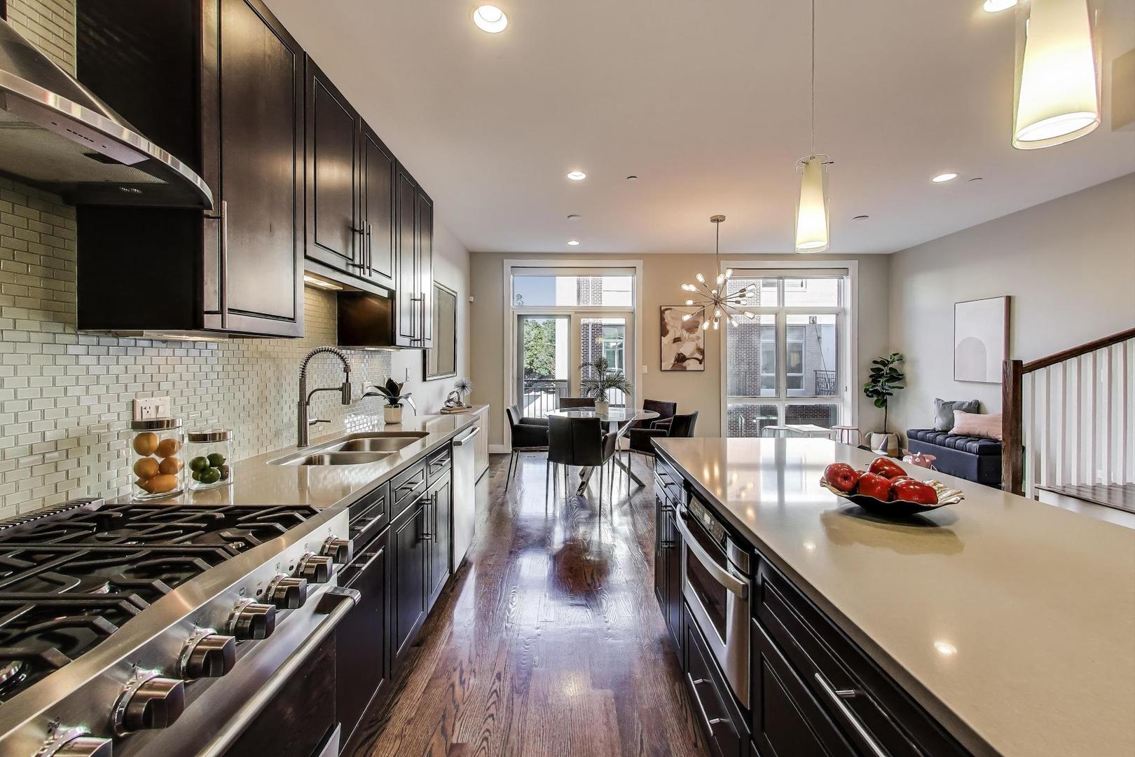 2823 N OAKLEY Avenue Unit: K