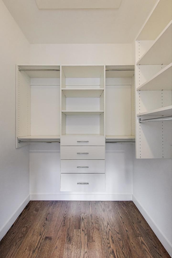 2823 N OAKLEY Avenue Unit: K