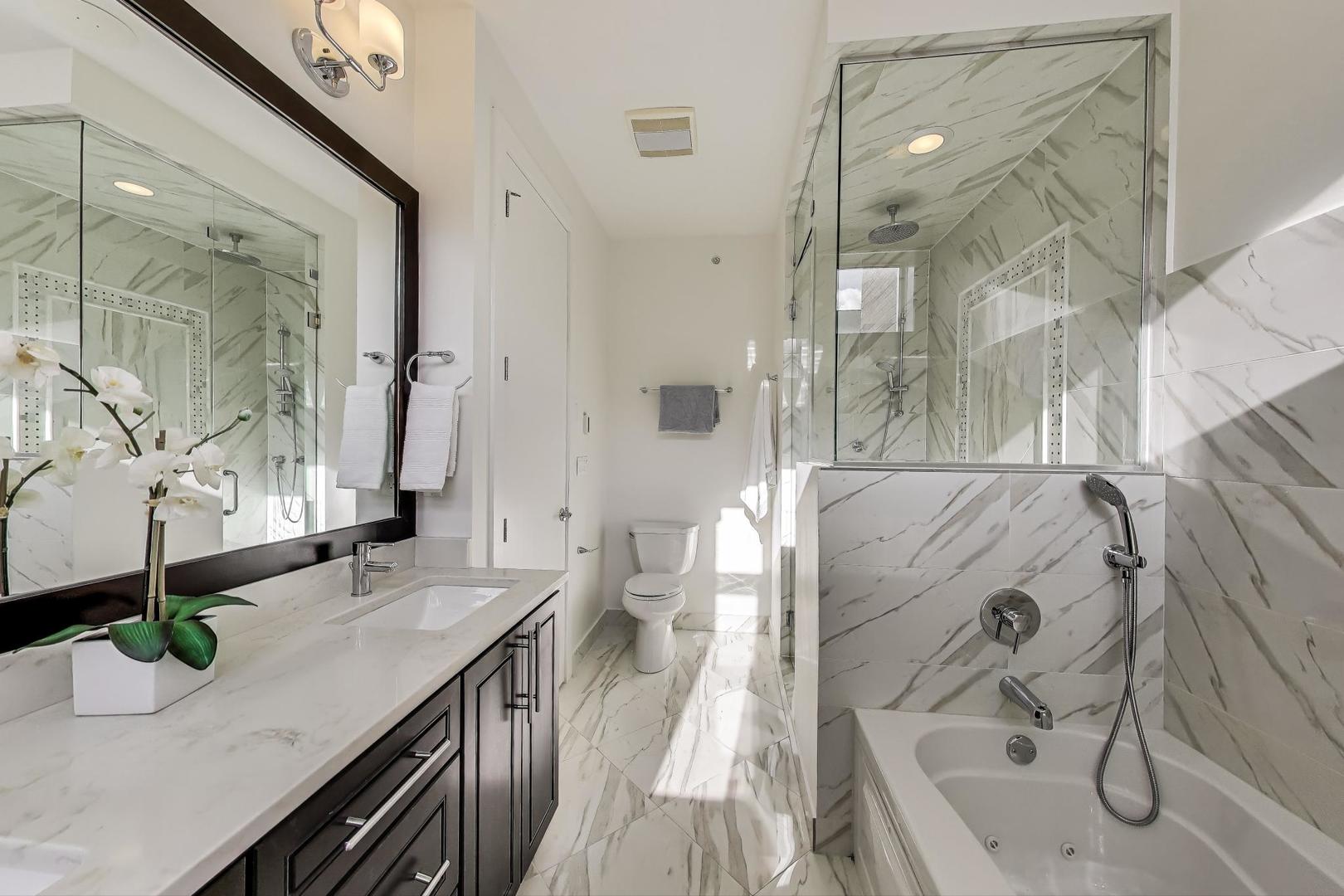 2823 N OAKLEY Avenue Unit: K