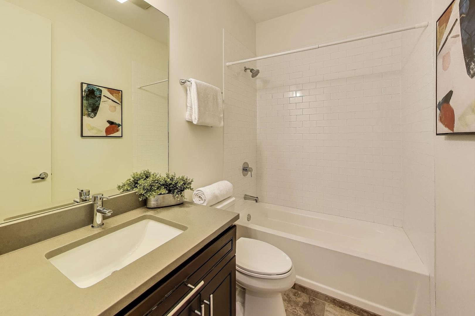 2823 N OAKLEY Avenue Unit: K