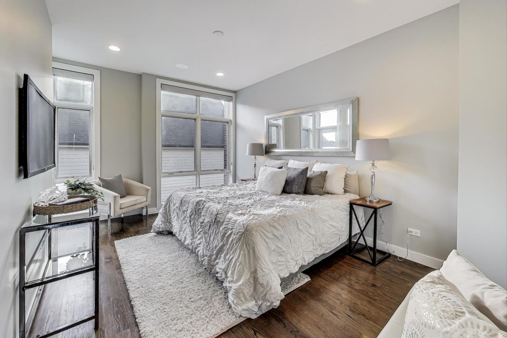 2823 N OAKLEY Avenue Unit: K