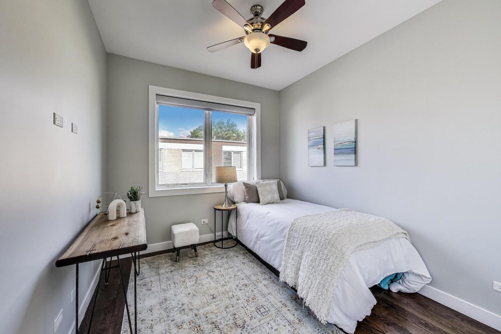 2823 N OAKLEY Avenue Unit: K