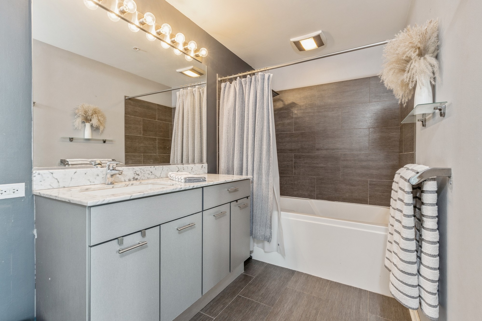 659 W Randolph Street Unit: 909