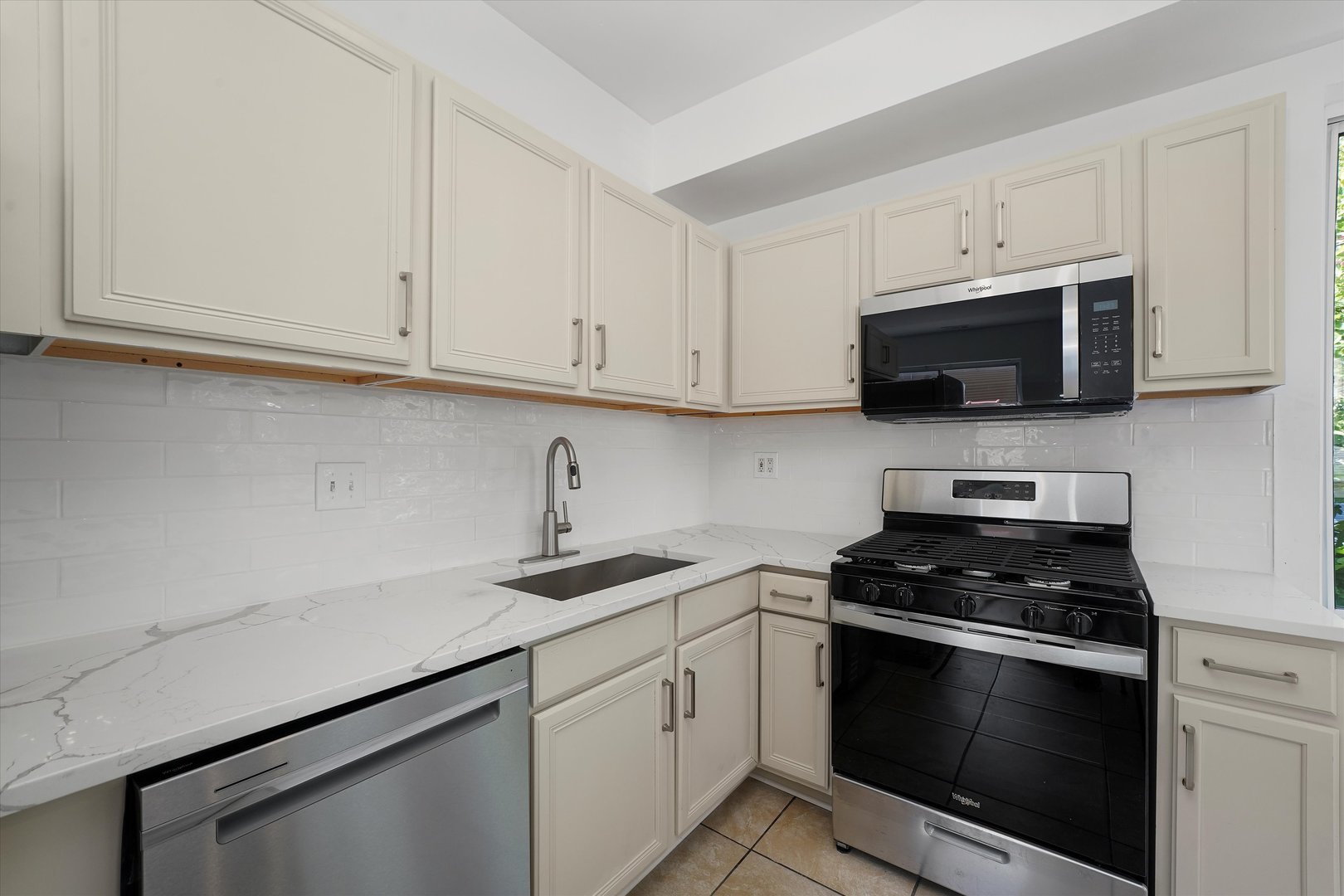 1156 W 19th Place Unit: 2