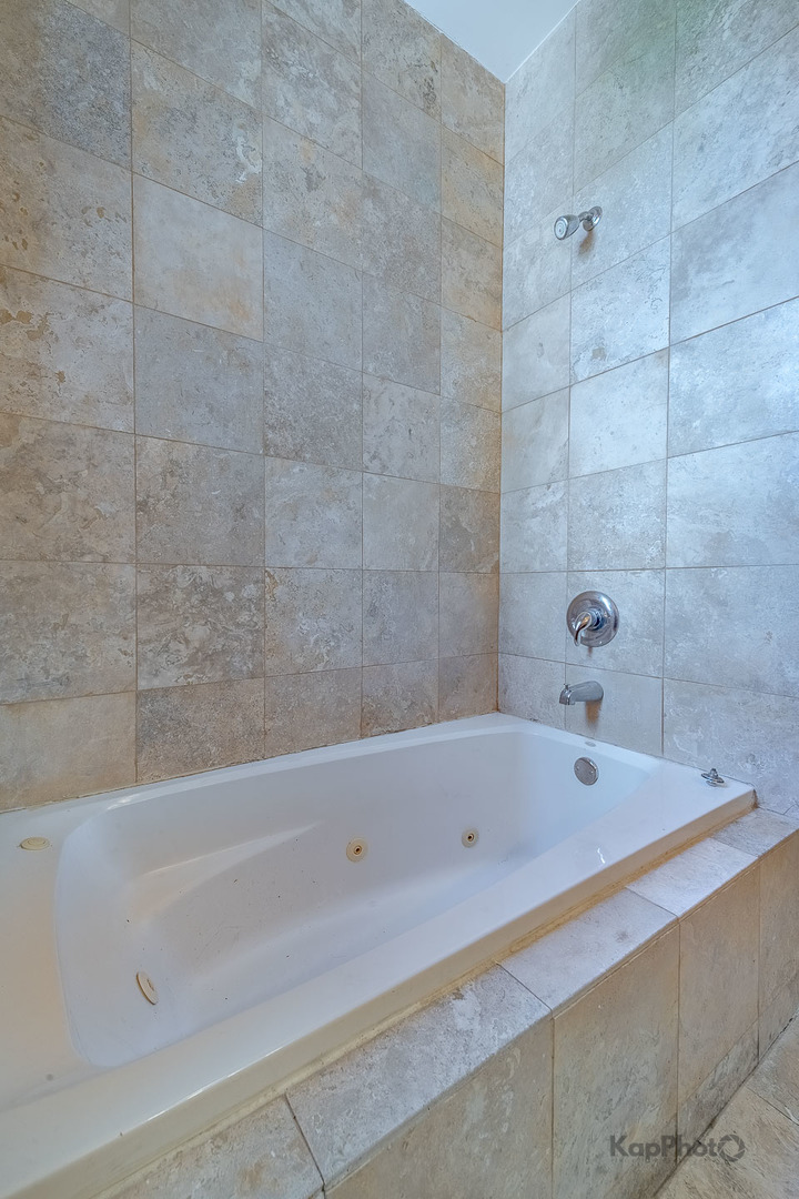 4137 S Prairie Avenue Unit: 3