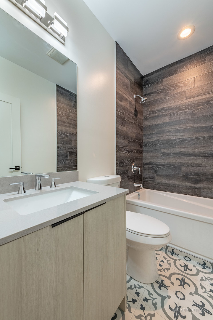 18 S Seeley Avenue Unit: 3