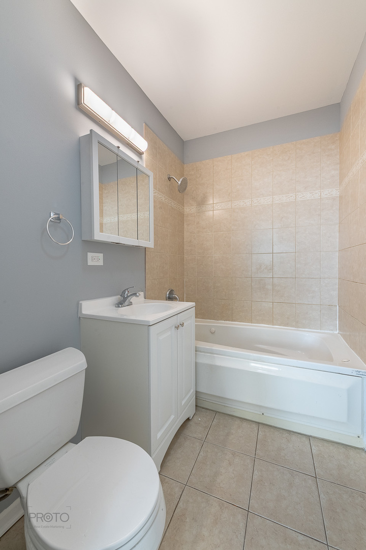 4752 N Albany Avenue Unit: 3