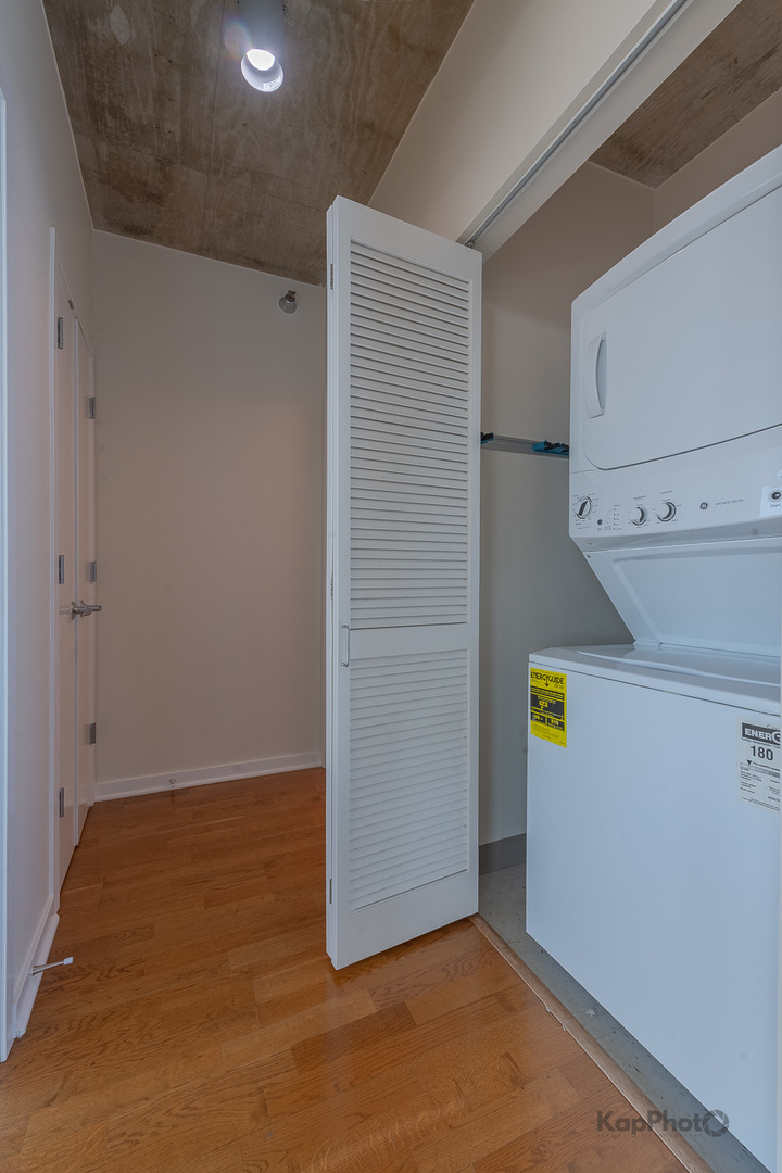 611 S Wells Street Unit: 2406