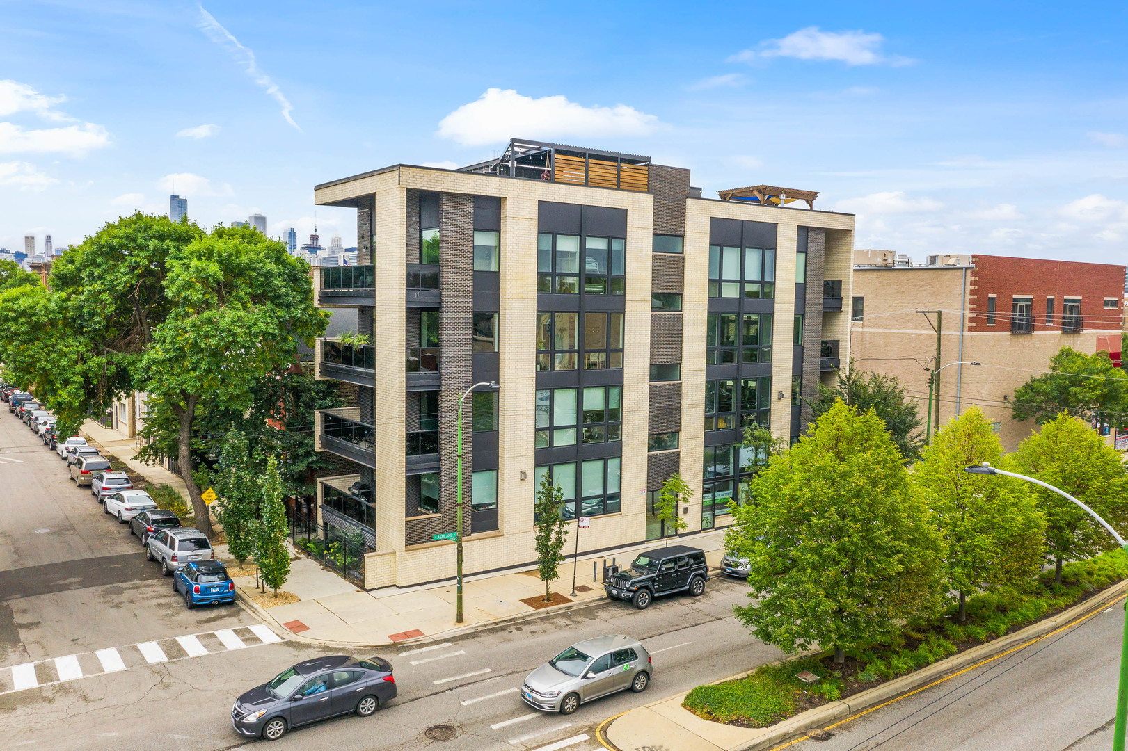 1533 W Superior Street Unit: PHN2