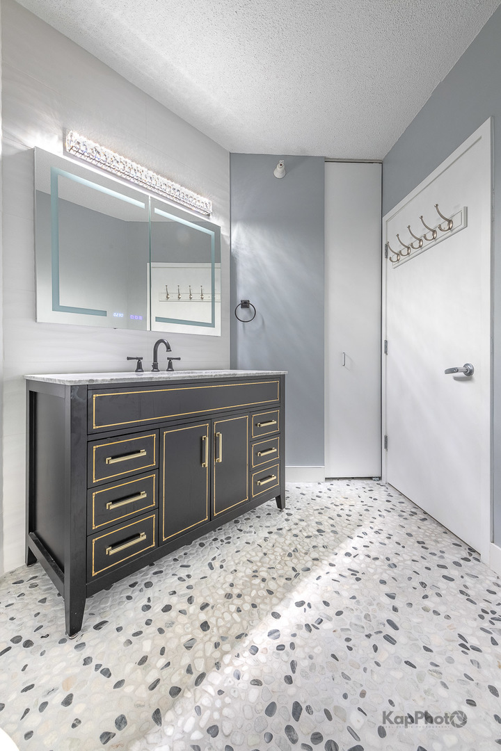 222 N Columbus Drive Unit: 2808