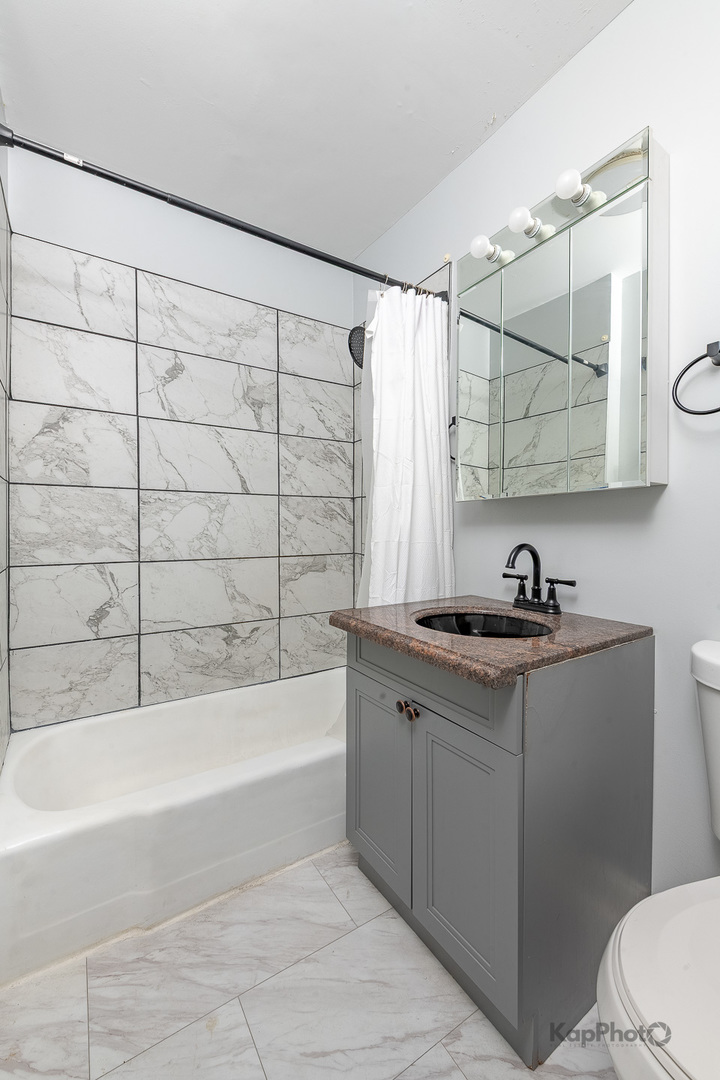 2955 N Spaulding Avenue Unit: 1F