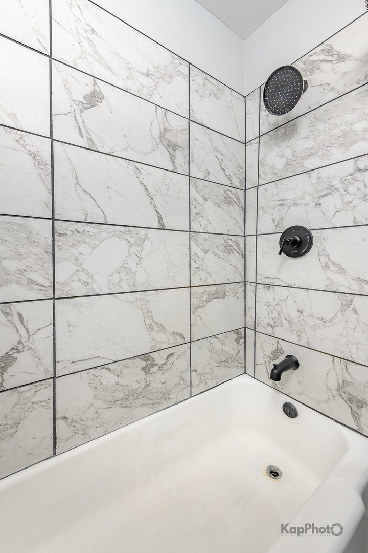 2955 N Spaulding Avenue Unit: 1F