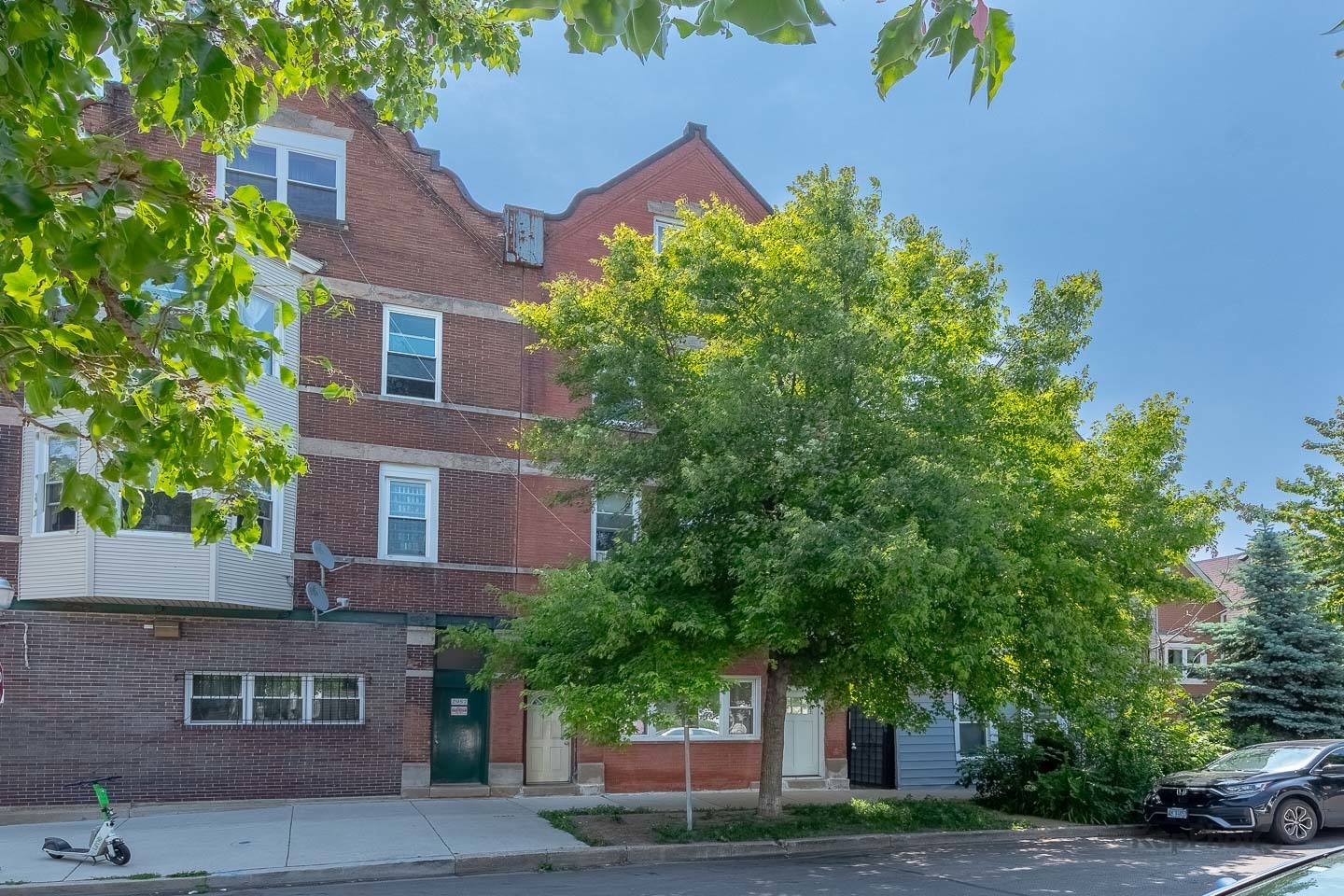 2955 N Spaulding Avenue Unit: 1F