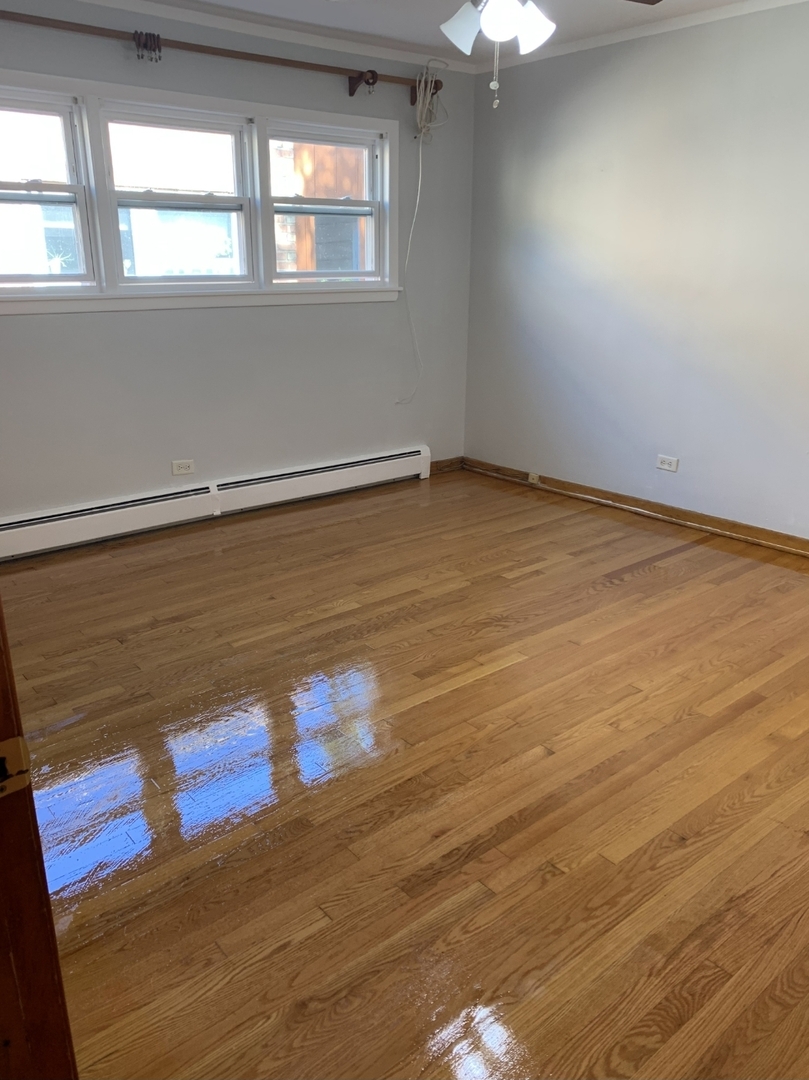 5439 N Artesian Avenue