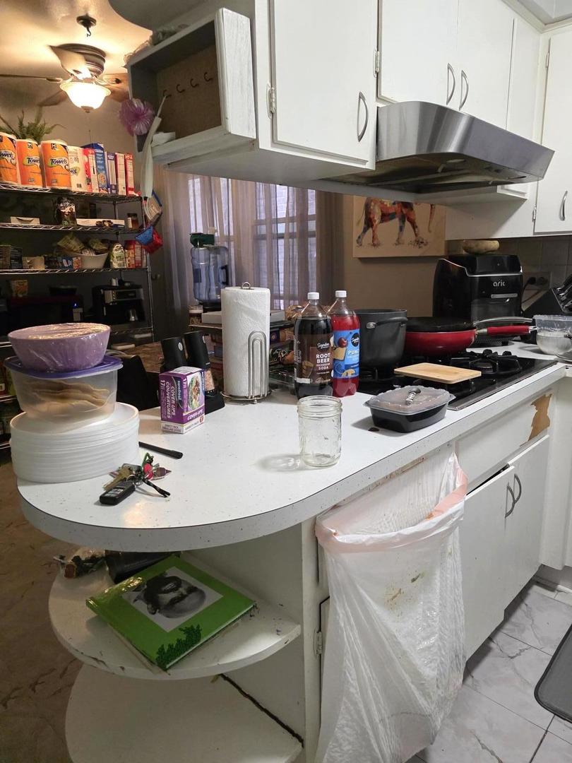 5439 N Artesian Avenue