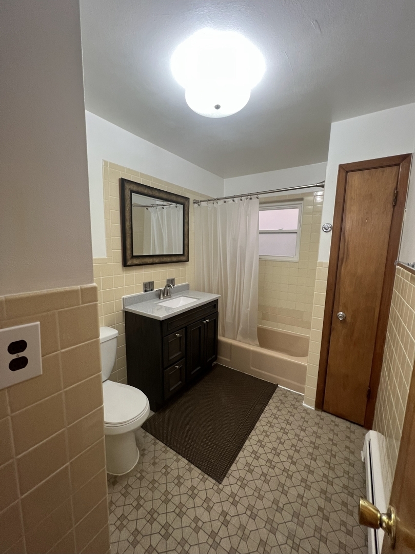 5439 N Artesian Avenue