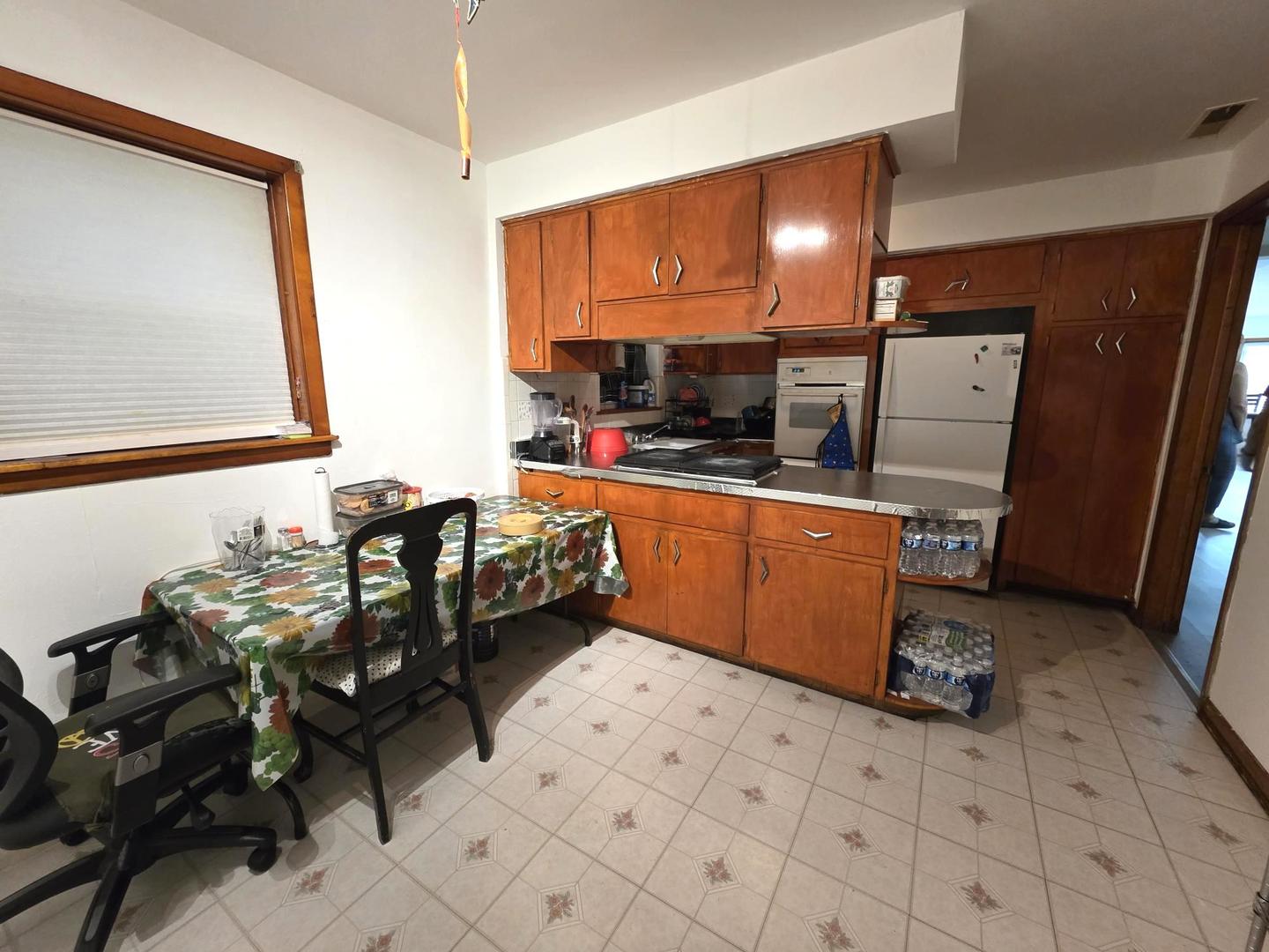 5439 N Artesian Avenue