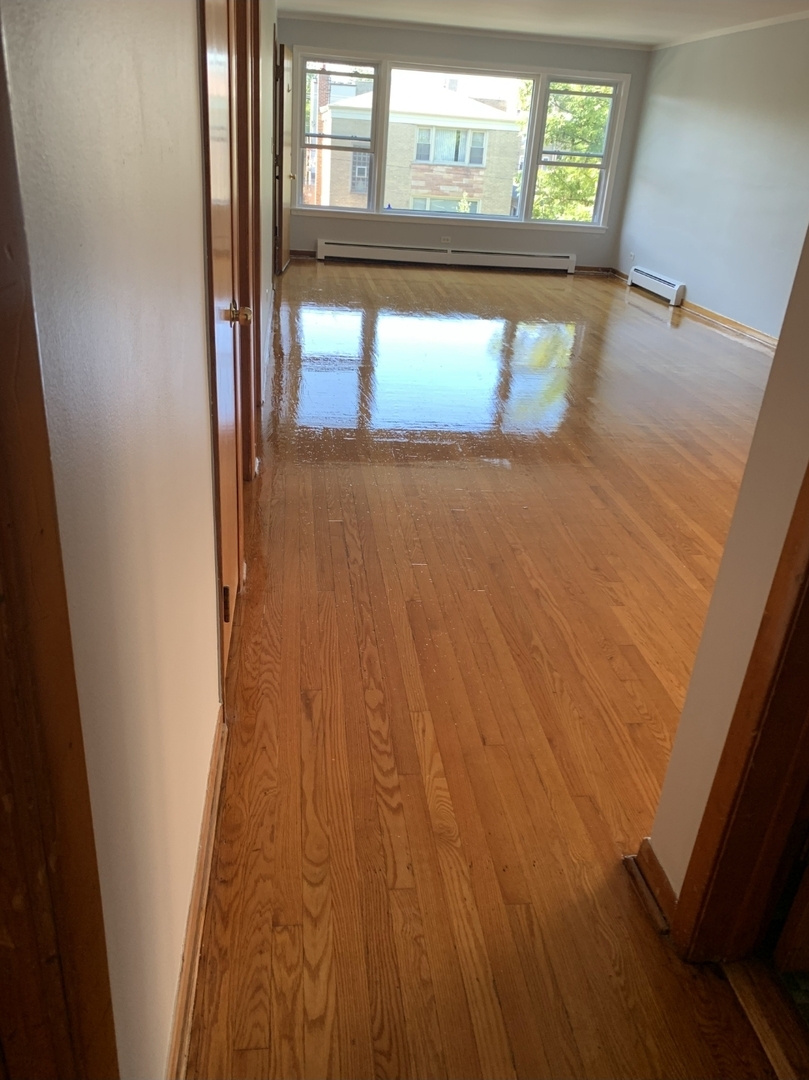 5439 N Artesian Avenue