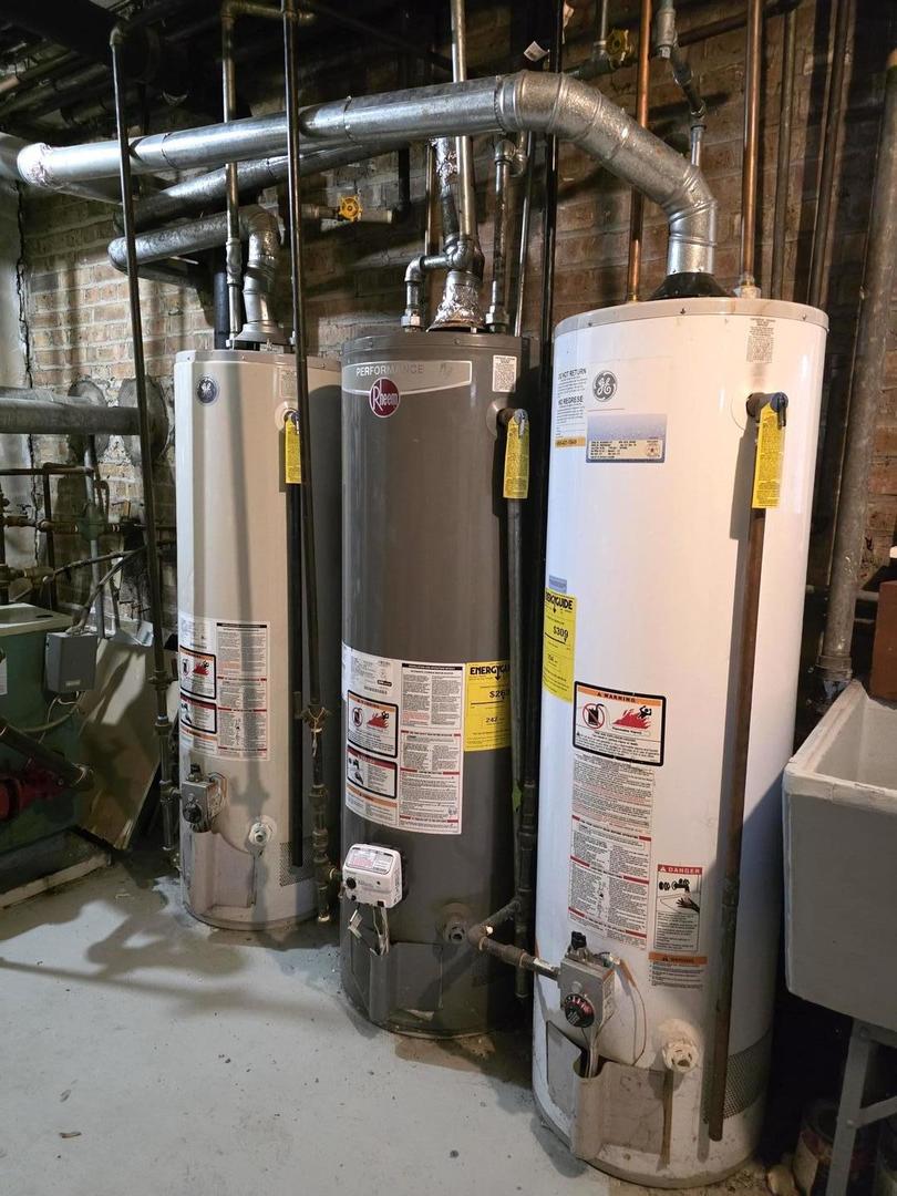 5439 N Artesian Avenue