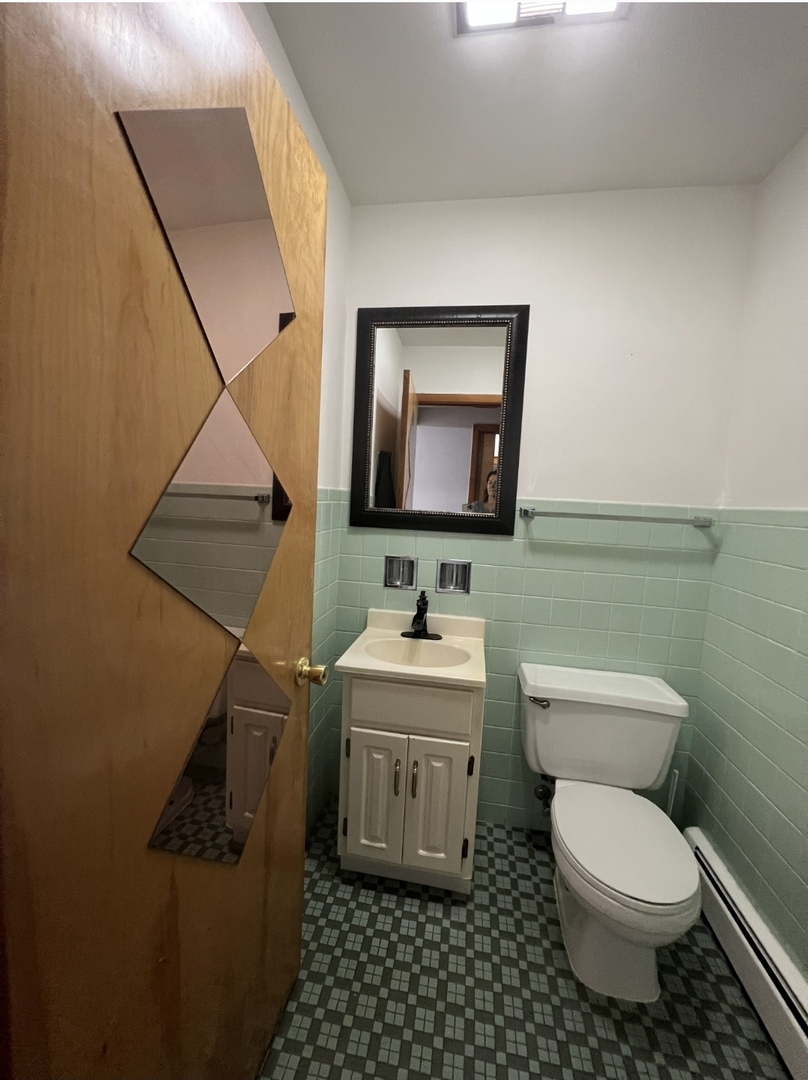 5439 N Artesian Avenue