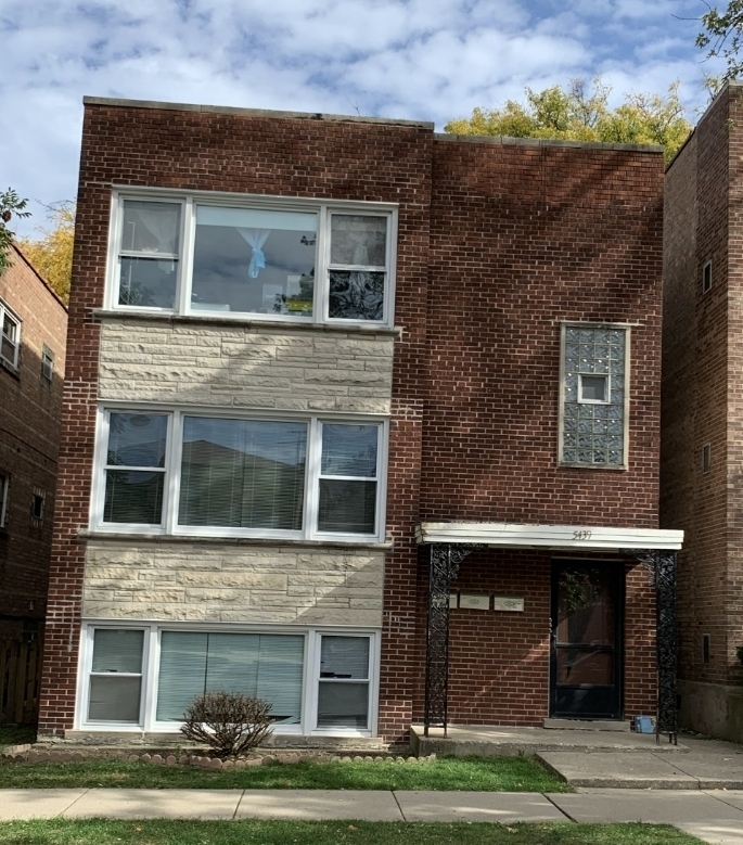 5439 N Artesian Avenue