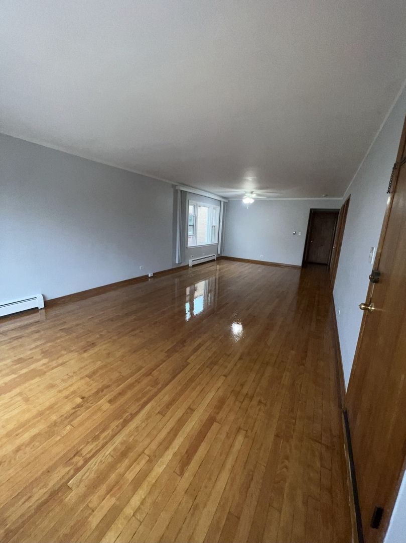 5439 N Artesian Avenue