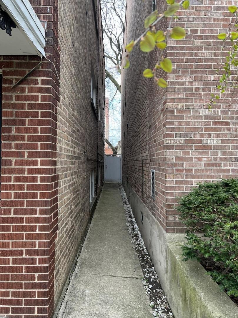 5439 N Artesian Avenue