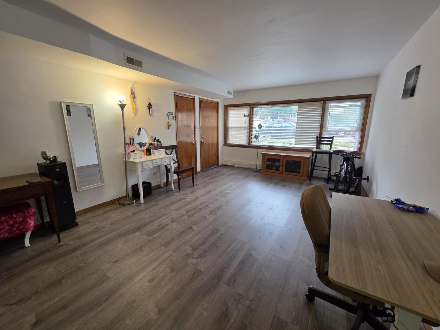 5439 N Artesian Avenue