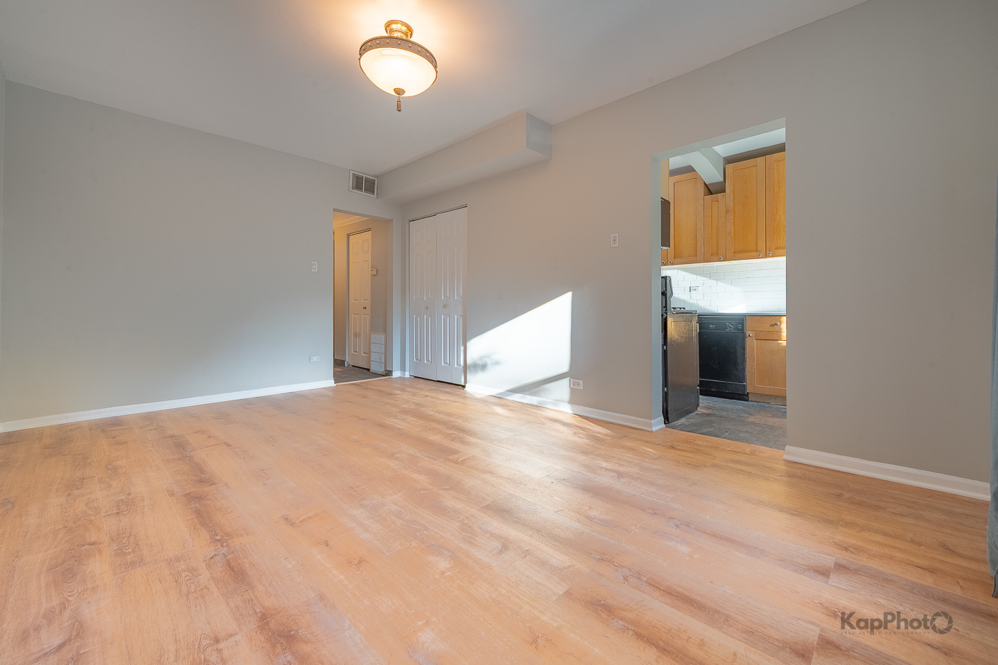 4240 N Clarendon Avenue Unit: 200S