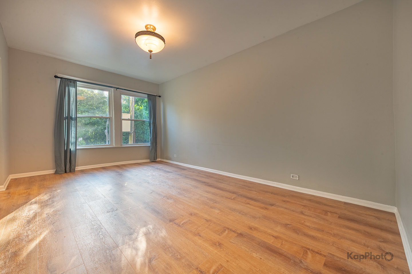 4240 N Clarendon Avenue Unit: 200S