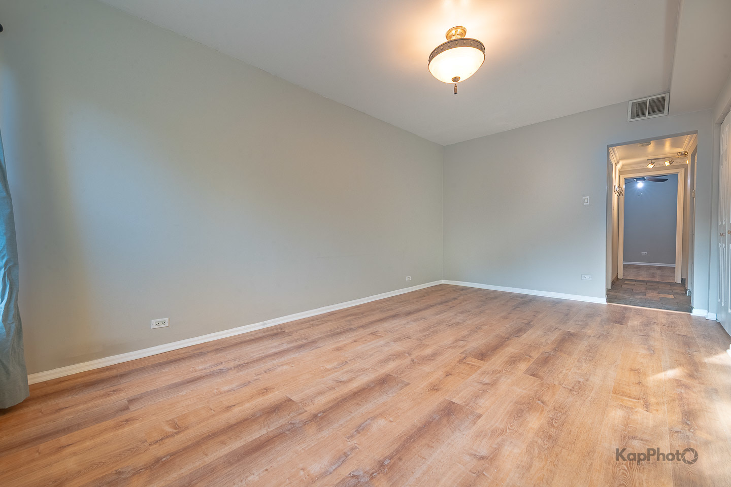 4240 N Clarendon Avenue Unit: 200S