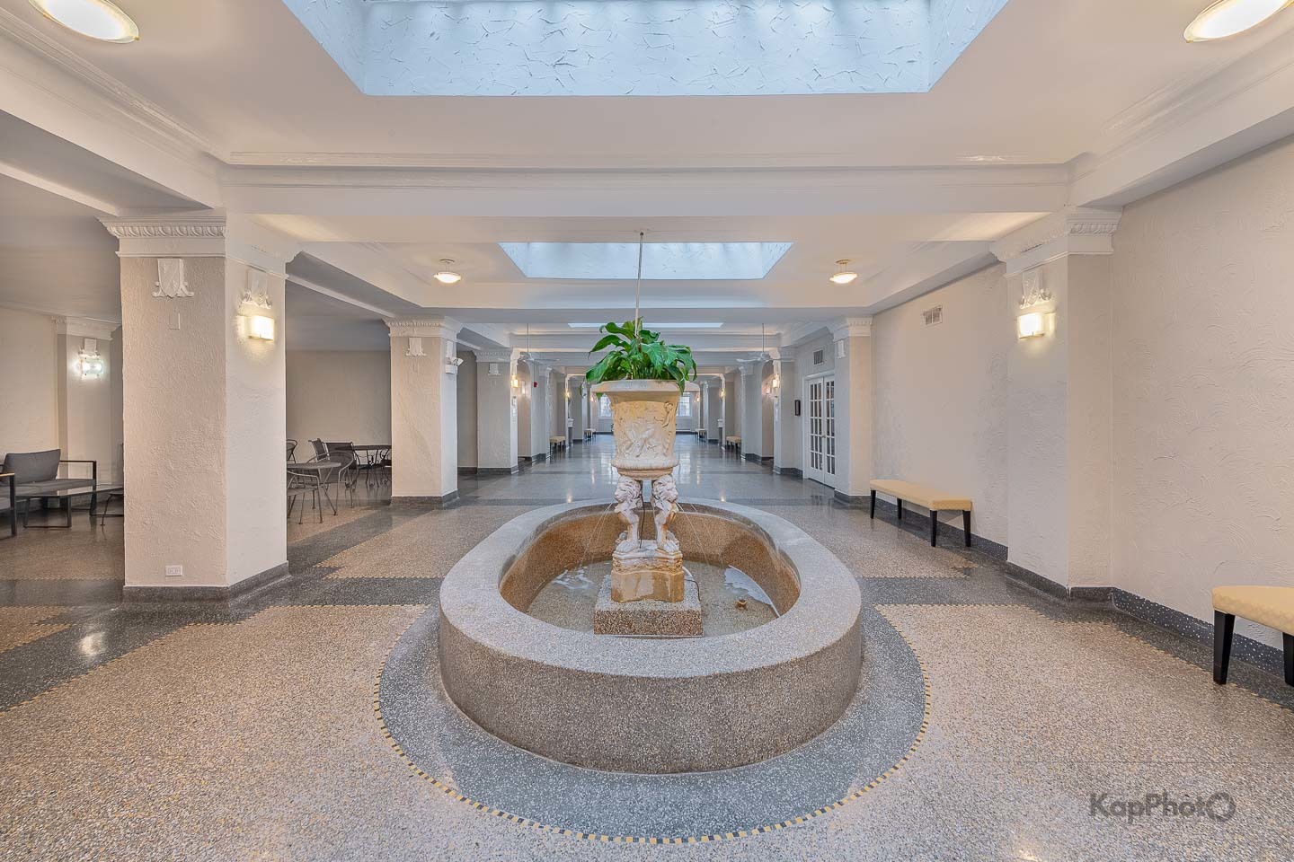 4240 N Clarendon Avenue Unit: 200S