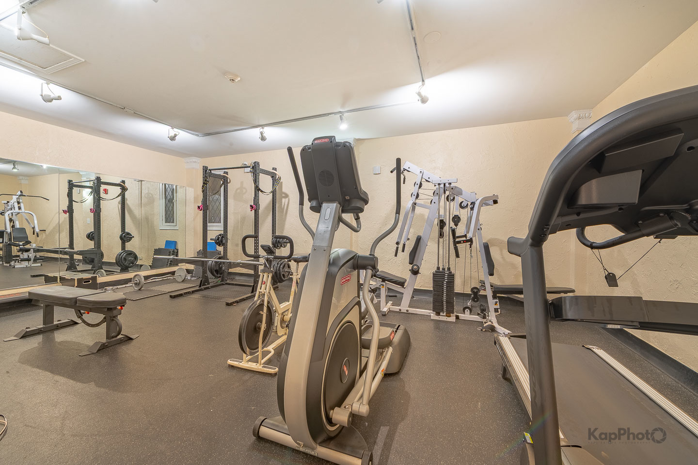 4240 N Clarendon Avenue Unit: 200S