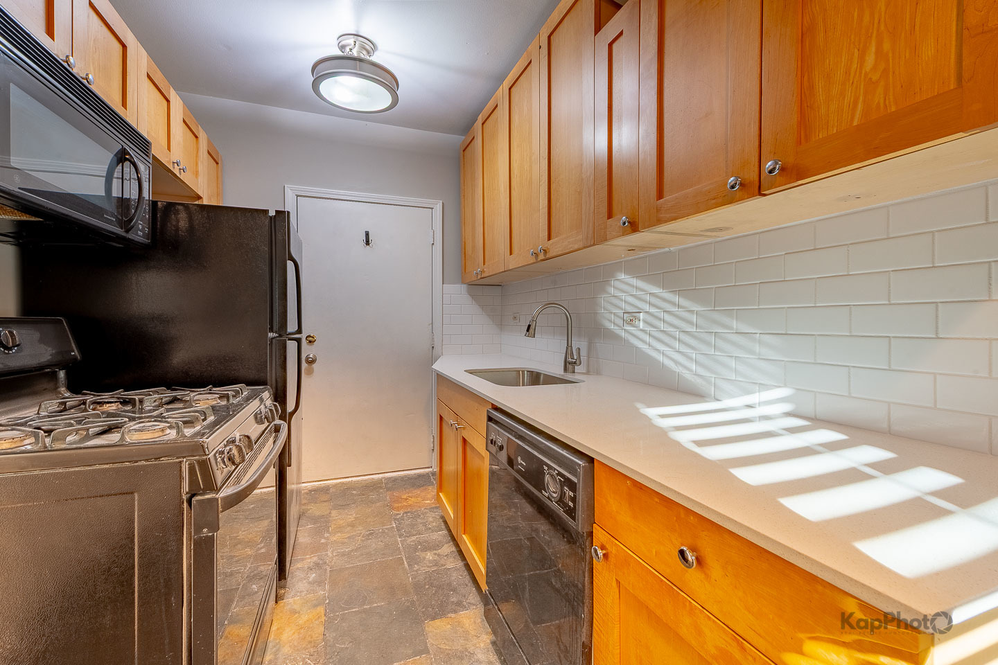 4240 N Clarendon Avenue Unit: 200S