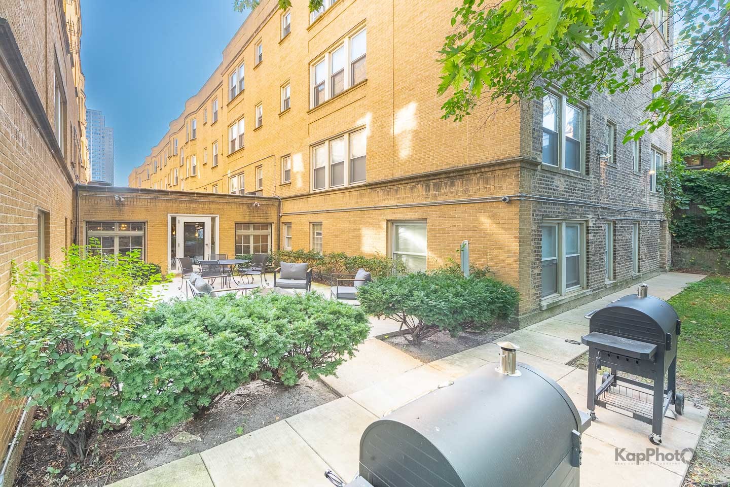 4240 N Clarendon Avenue Unit: 200S