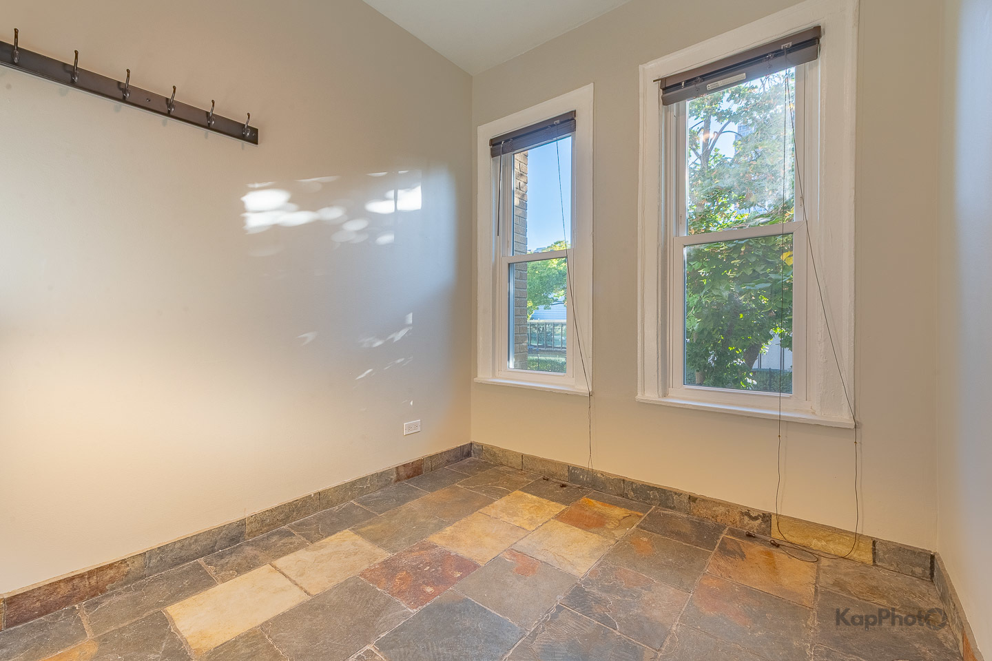 4240 N Clarendon Avenue Unit: 200S